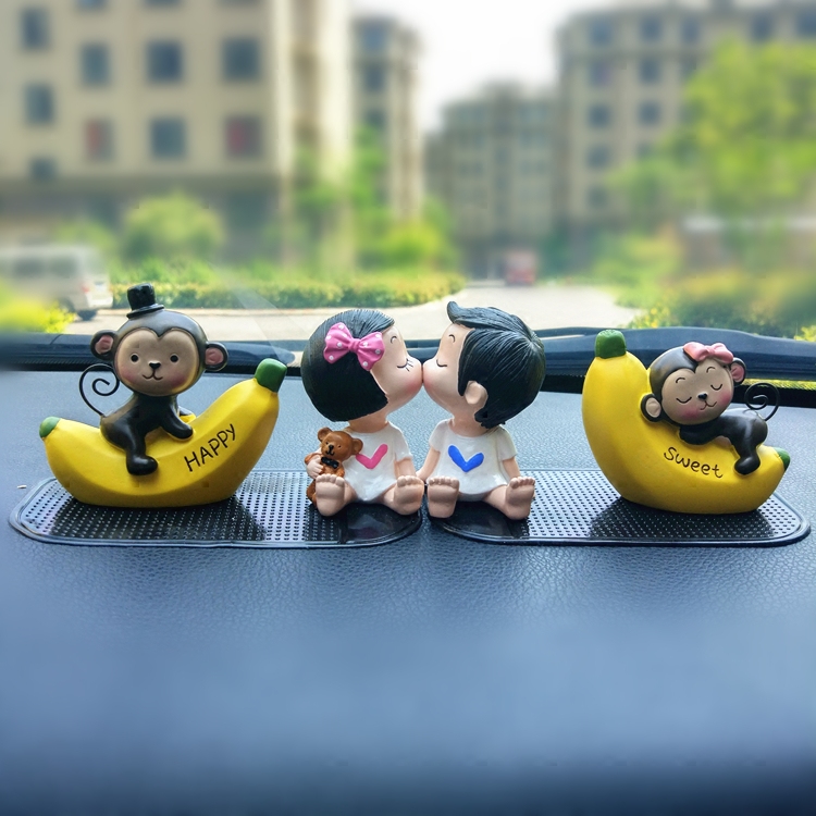 车载用品娃娃可爱创意汽车摆件车饰卡通车内饰品小猴子公仔装饰品