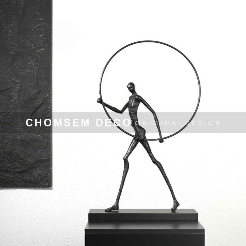 现代创意黑色铁艺人雕塑金属摆件酒店办公室玄关桌面摆设软装饰品