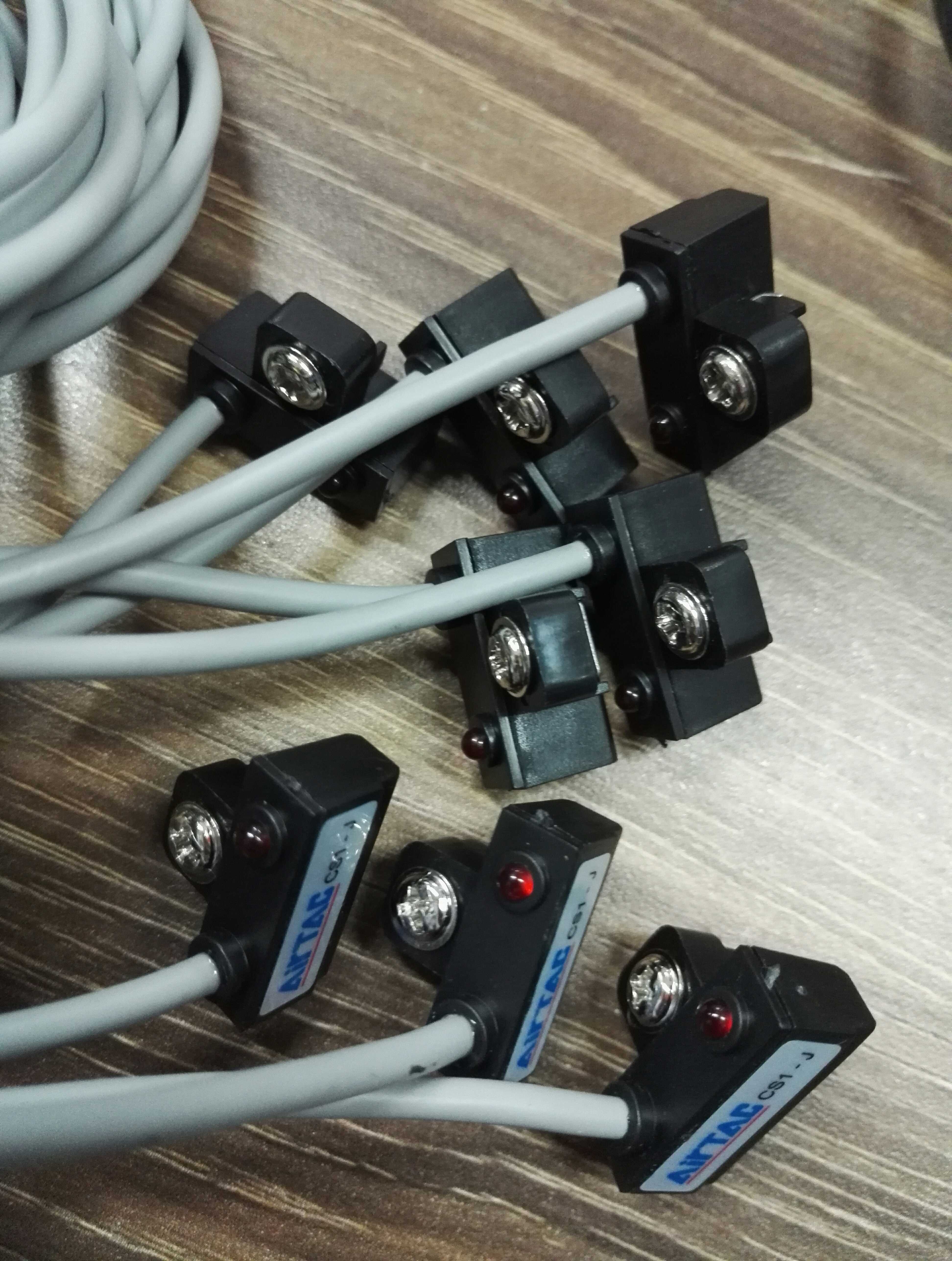 现货CS1J磁性开关气缸传感厂器行程控制亚德客感应线电磁阀