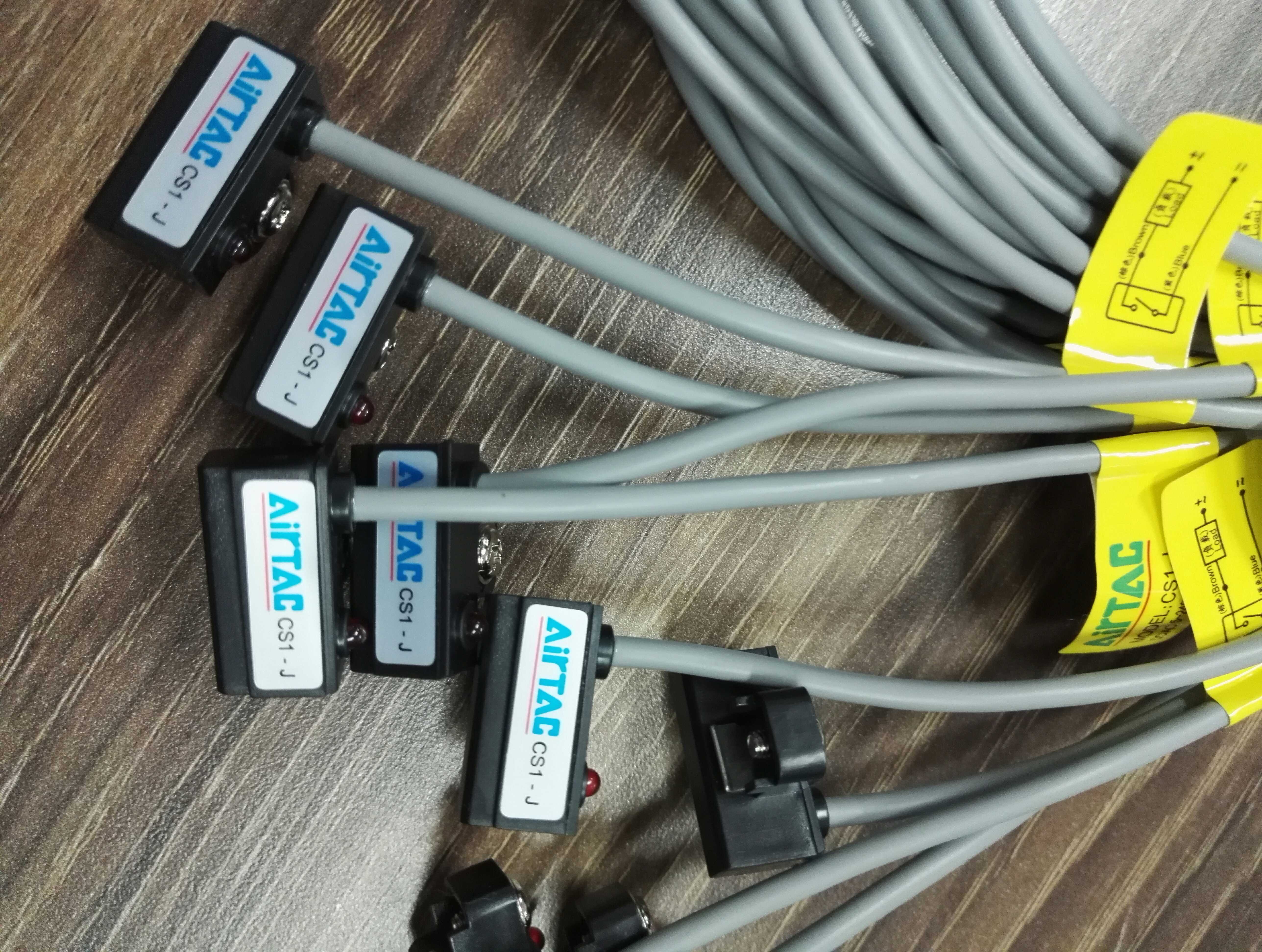 现货CS1J磁性开关气缸传感厂器行程控制亚德客感应线电磁阀