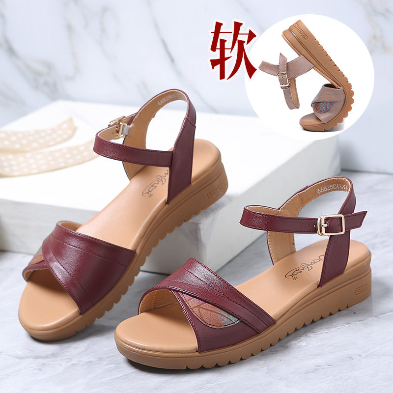 妈妈凉鞋女夏季平底34小码真皮软底大码41-43一字扣凉鞋女中老年