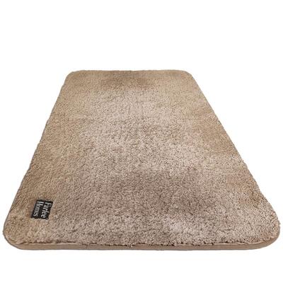 客厅卧室大面积满铺长毛绒地毯