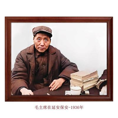 毛主席在保安-1936年艰苦岁月老照片黑白上色红色革命精神励志画