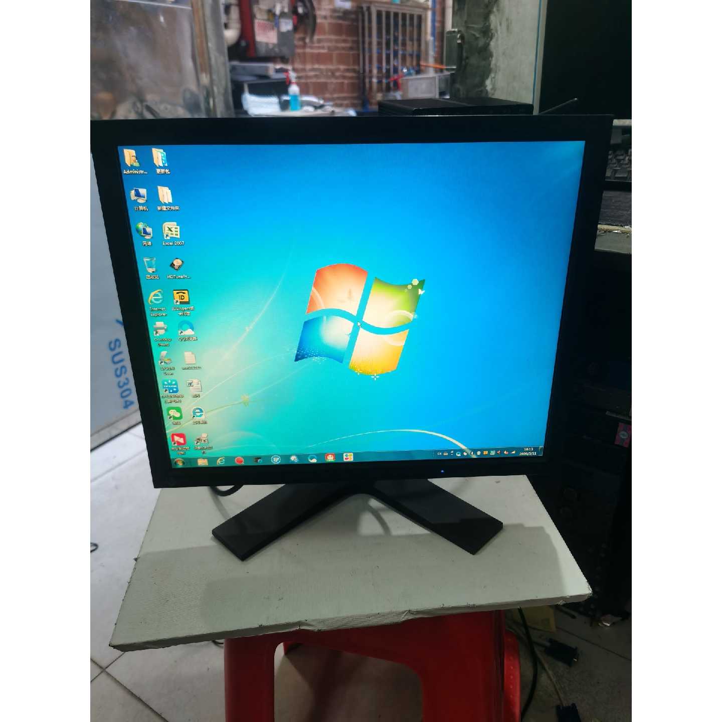 议价艺卓19寸显示器型号L797,黑色背景下有白点,其他正常,售