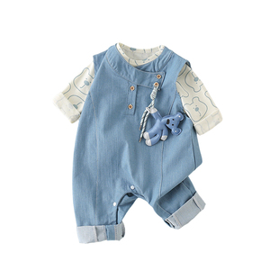 婴幼儿春季牛仔背带裤套装2026新款男宝超萌可爱外出爬服儿童哈衣