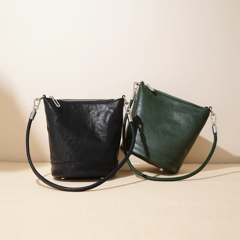 新品 2025新款百搭ins复古二层牛皮水桶女包高级简约拉链单肩斜挎