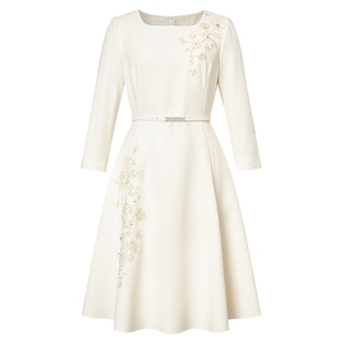 La Koradior拉珂蒂修身通勤时尚新款气质圆领肌理刺绣礼服连衣裙