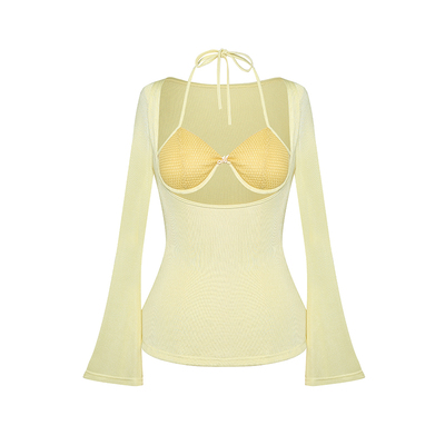 黄色针织裹胸上衣蓝色喇叭牛仔裤