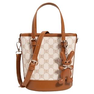 百丽包包女百搭新款小手提包水桶包斜挎包通勤老花托特包X9001DX2