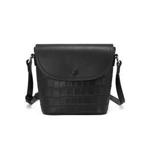 稻草人今年流行包包水桶包女休闲鳄鱼纹单肩包简约通勤真皮斜挎包