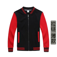 Тонкая модель на молнии черного красного рукава