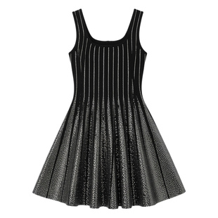 春装女款2026年新款针织无袖连衣裙高级感U领收腰银色亮闪背心裙