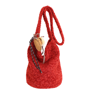 黄果树毛绒绒水桶包女2025秋冬新款大容量百搭通勤温柔单肩斜挎包
