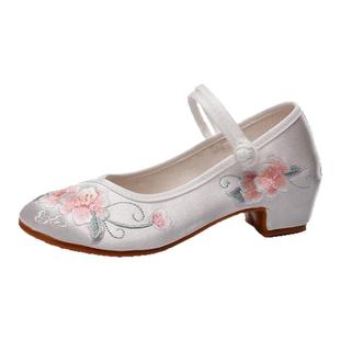 新款绣花鞋女中跟搭配旗袍汉服鞋子百搭民族风舞蹈鞋女老北京布鞋