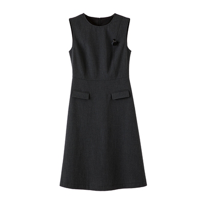 晚白简约圆领无袖连衣裙