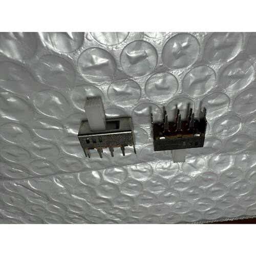 【请询价】SS23D32G9高度拨动3档6脚立式直插滑动玩具开关
