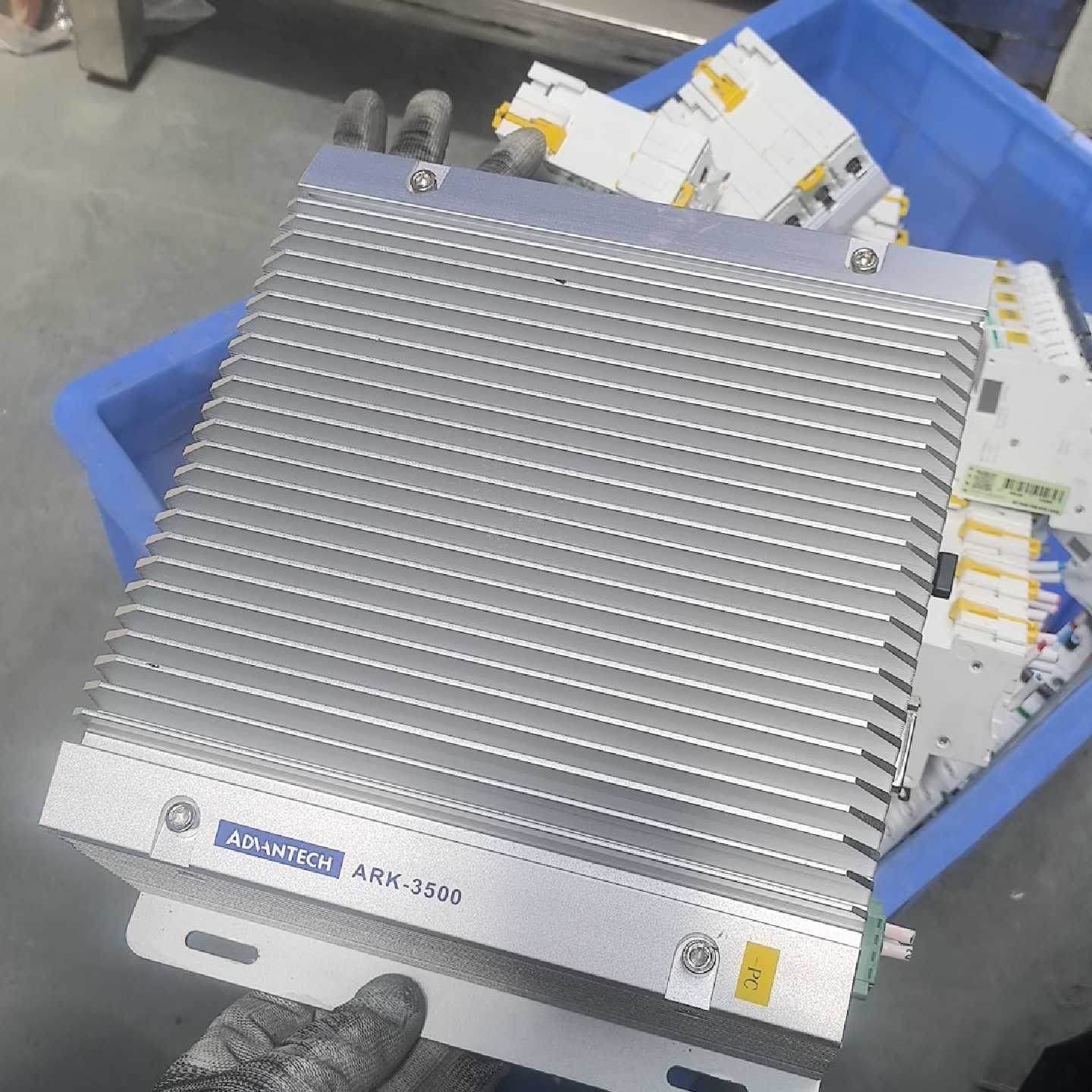 研华工业微型计算机主机。