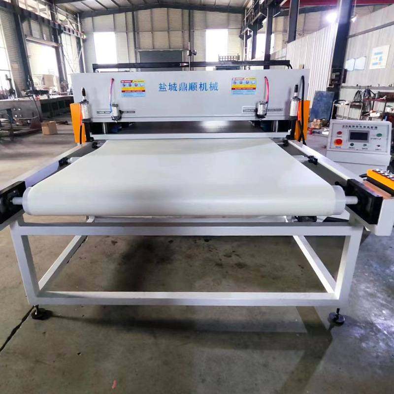 厂家供应挡风被裁断机新款电动自行车被精准智能裁断全自动