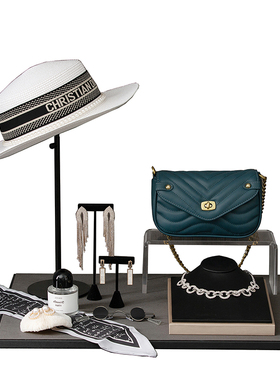 轻奢样板衣帽间摆设化妆品组合