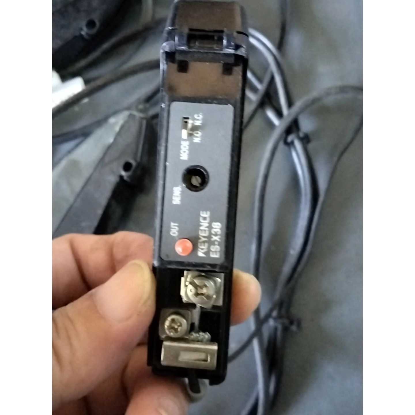 (议价)基恩斯放大器ESX38有一个LED灯掉里面去了