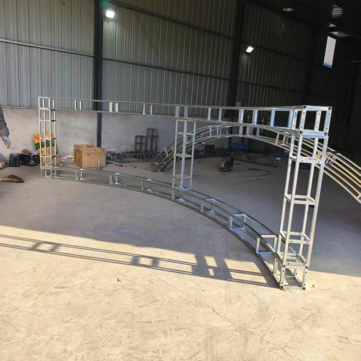 铁艺弧形背景架圆形桁架婚庆活动拱门架户外爬藤走廊架子 S形架子