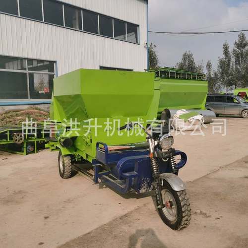 自走式移动饲料撒料车 养殖场草料投喂车 多档位柴油动力喂料车