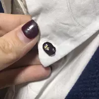 Человеческая голова, рубашка, брошь