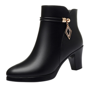 妈妈鞋子秋冬款新款短靴女真皮软底防滑靴中老年棉鞋加绒保暖皮鞋