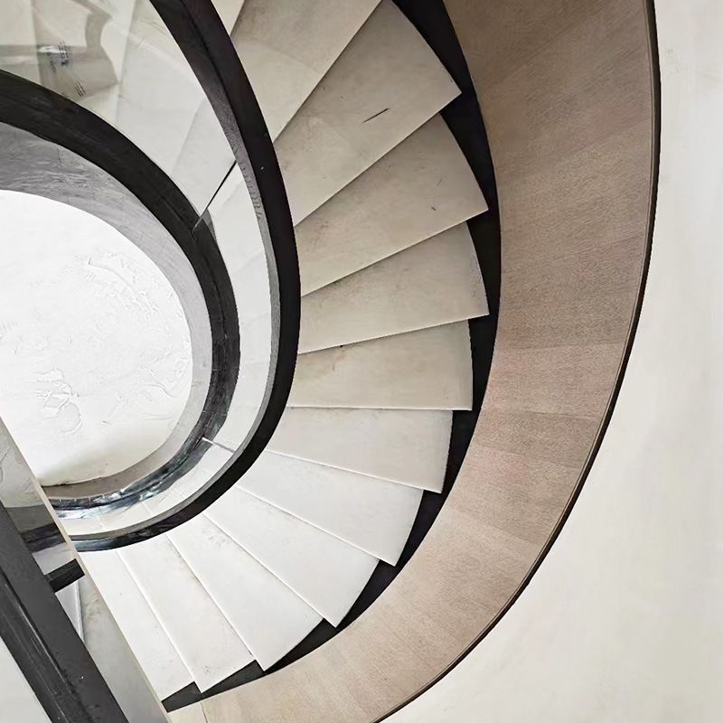 别墅弧形旋转梯白钢化玻璃护栏楼梯网红楼梯Led灯光木踏板