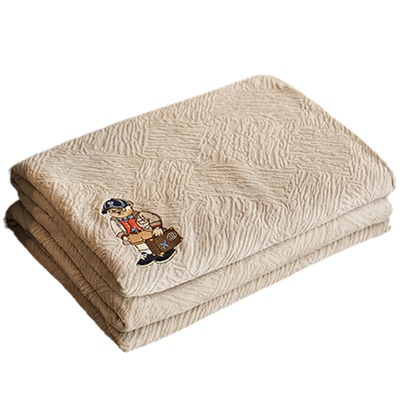 小熊费南雪雕花牛奶绒毛毯