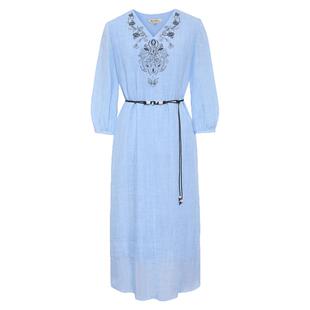 【海风絮语】粉蓝衣橱2025秋装新款休闲度假风花卉绣花V领连衣裙