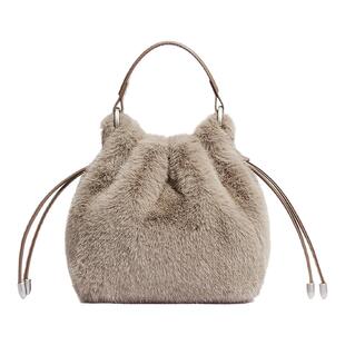 星期六毛绒包2026新款抽绳水桶包单肩斜挎包简约手提包小拎包女包