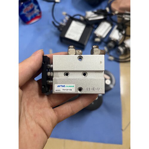 询价-气缸TN10X10S双轴气缸银色外壳型号清晰可见