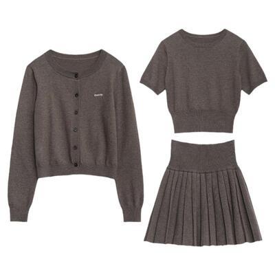 CV大码女装 2025秋季新款羊毛针织开衫短袖上衣百褶半身裙三件套