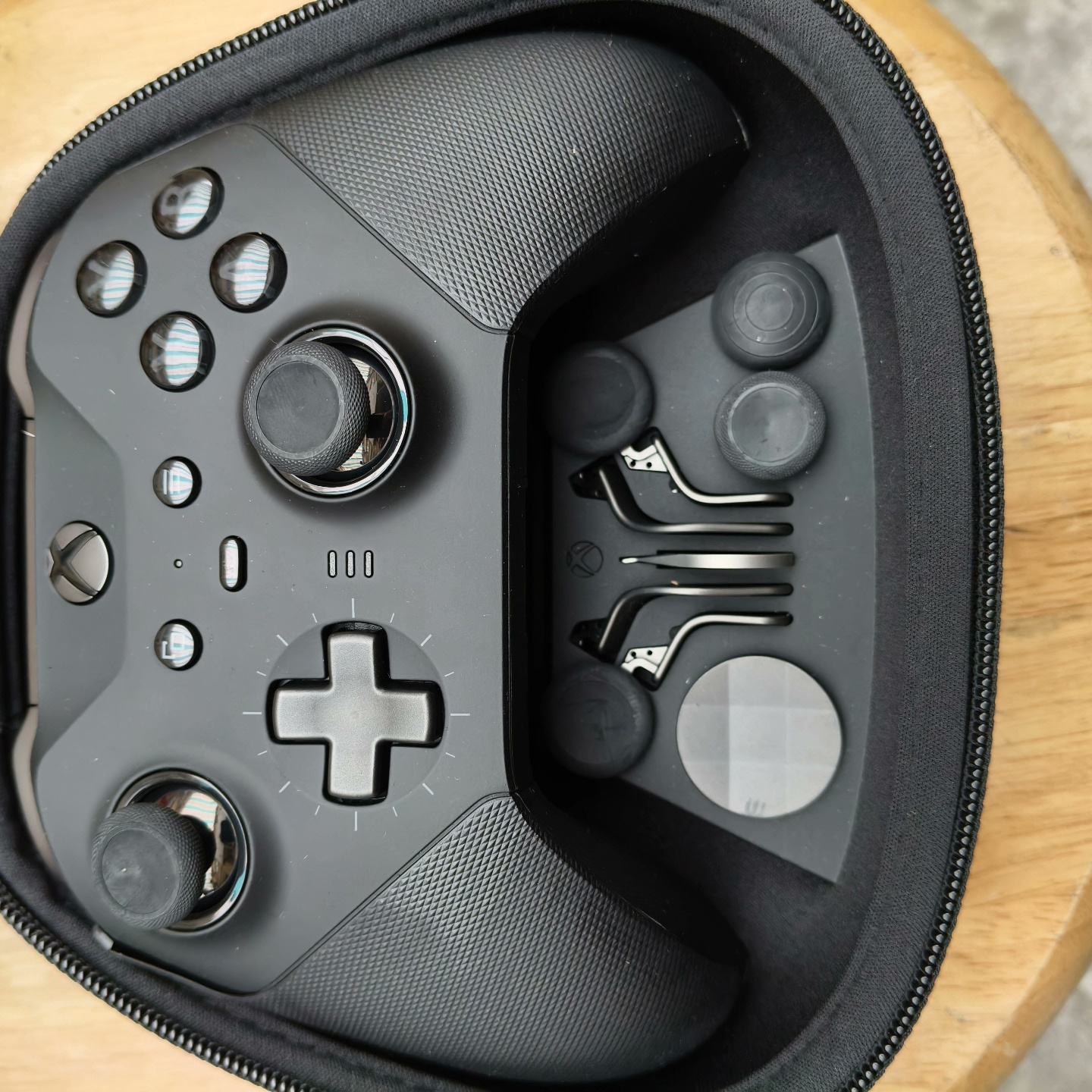 【请询价】Xbox精英二代手柄，黑色品。配件齐全：包、图片