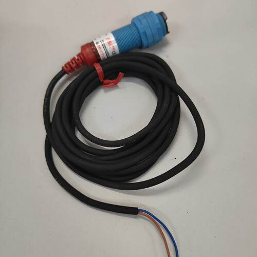 询F&C嘉准光电开关DR18TI-S500N，蓝色外壳红色接头