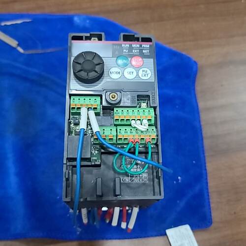 溢价-D720S 0.75kw变频器 缺盖子 质量