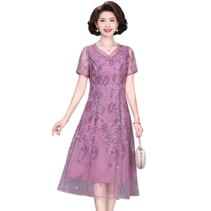 中年妈妈重工刺绣网纱蕾丝裙子2024新款高贵夫人轻奢大牌连衣裙女