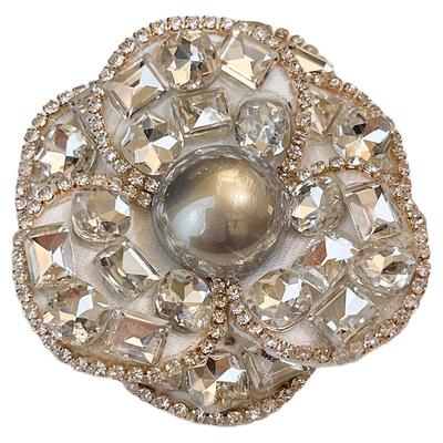 亚麻灰珍珠水晶山茶花配大衣胸针