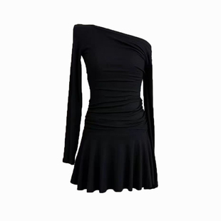 气质性感斜肩长袖连衣裙荡领收腰显瘦修身小众一字肩A字小黑短裙