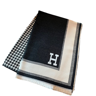 仿羊绒黑色披肩外搭女款2025新款高级感配大衣保两用字母围巾