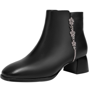 千百度羊皮钻带粗高跟时装靴女百搭冬季气质通勤方跟洋气小短靴子