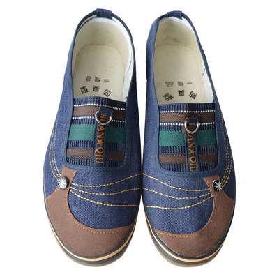 老北京布鞋干活田地劳作户外