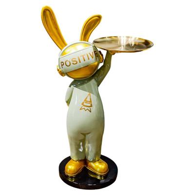 客厅沙发旁落地托盘摆件