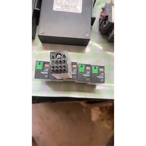 〔议价-可维修〕施耐德RXM4CB2BD继电器 24VDC 8脚 带底座 原