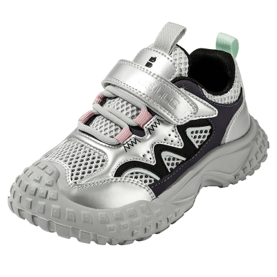 百丽男女童户外网面运动鞋