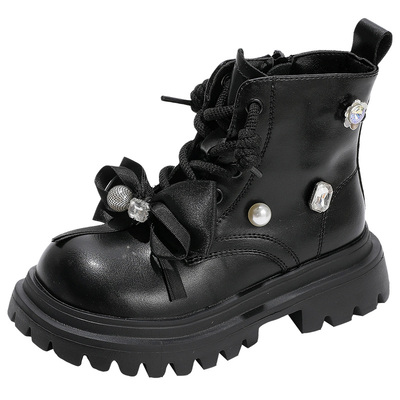 一双耐穿不易坏的儿童靴子