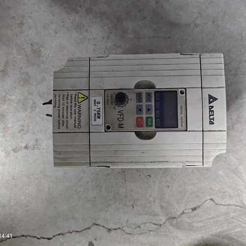 变频器VOO7M43B，物品实景实物拍摄，具体详情看