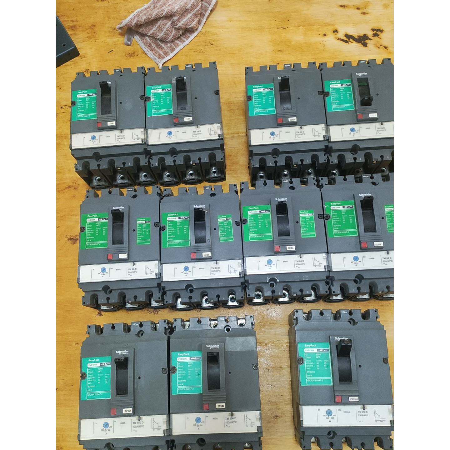 在线议价打包处理施耐德cvs 3p断路器，能拿的带价来，收废品的请