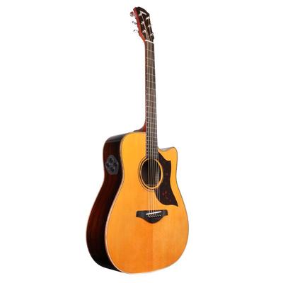 雅马哈民谣电箱表演木吉他